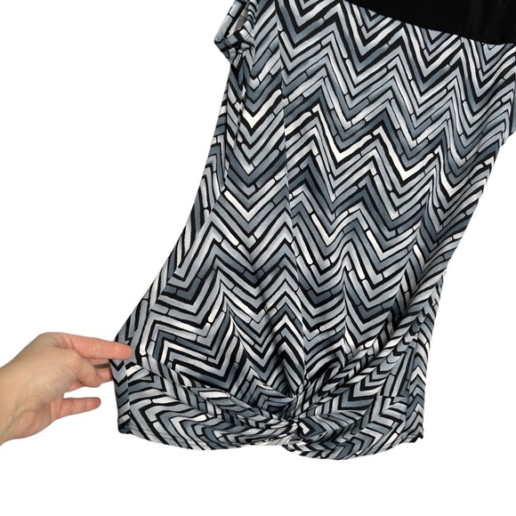 Rachel Rachel Gray Chevron Twisted Front Sleeveless Blouse - Picture 4 of 9